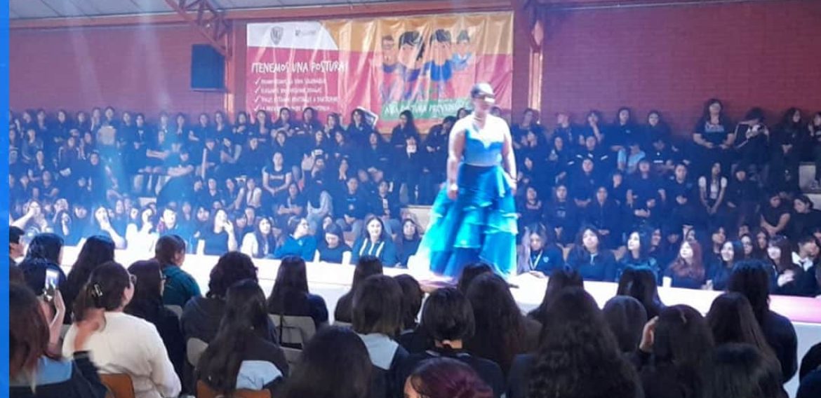 Creatividad en Pasarela: Estudiantes de Vestuario y Confección Textil, del Liceo Técnico de San Miguel, Deslumbran con su Talento